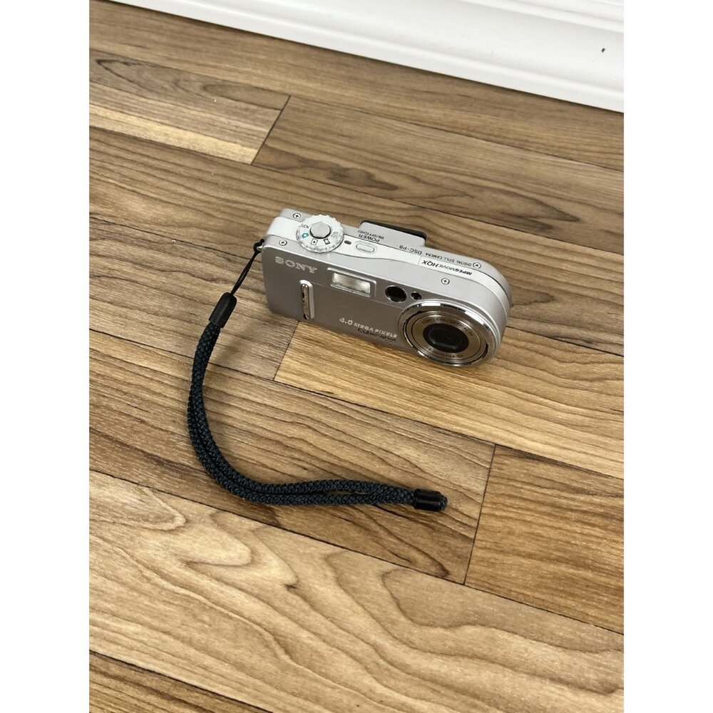 Sony Cyber-shot DSC-P9 4.0MP Digital Camera - Silver No Charger - Picture 2 of 10
